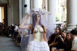 Modelja me një krijim të Xheksil Muçës nga koleksioni Shtojzovalle i markës PLISI, prezantuar në GX Fashion Week në Milano, shtator 2026.
