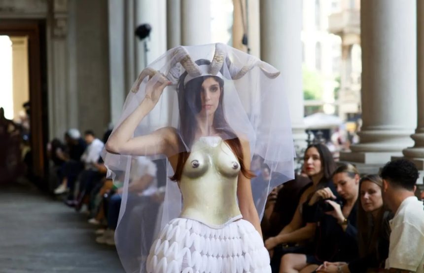Modelja me një krijim të Xheksil Muçës nga koleksioni Shtojzovalle i markës PLISI, prezantuar në GX Fashion Week në Milano, shtator 2026.
